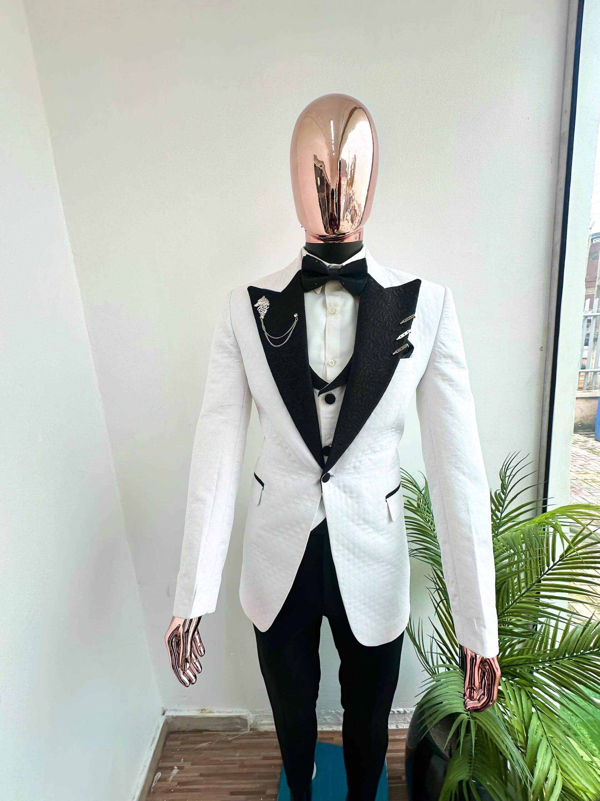 Men's White Wool Tuxedo with Pointed Velvet Peak Lapel Suit